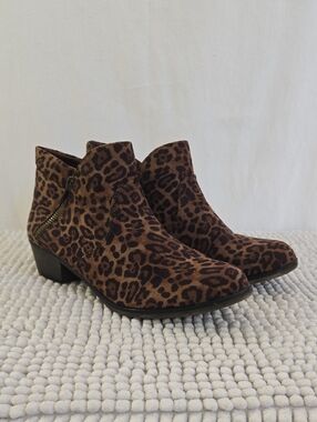 Sun + Stone Abby Leopard Ankle Boot - Brown size 7.5